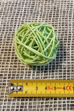 Dekoracyjna kula rattanowa średnica 5 cm kolor zielony